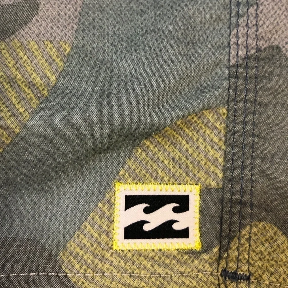 BILLABONG MENS SWIM TRUNKS SIZE 27 CAMO/YELLOW